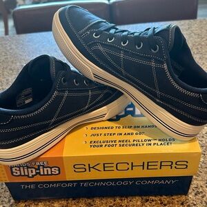 Skechers Womens Slip-On Casual Sneaker 8.5 Wide- like new
